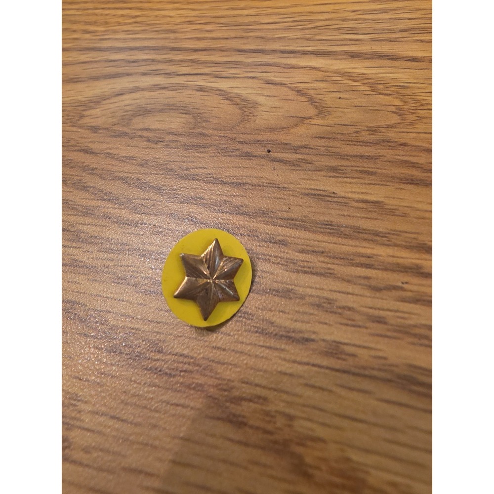 VINTAGE ASSORTMENT OF GIRL SCOUT PINS - Picture 5 of 6